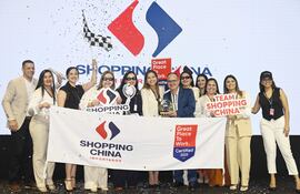 Equipo del Shopping China celebrando la certificación GPTW, un reconocimiento que refleja el compromiso, la pasión y el esfuerzo de todo el talento humano.