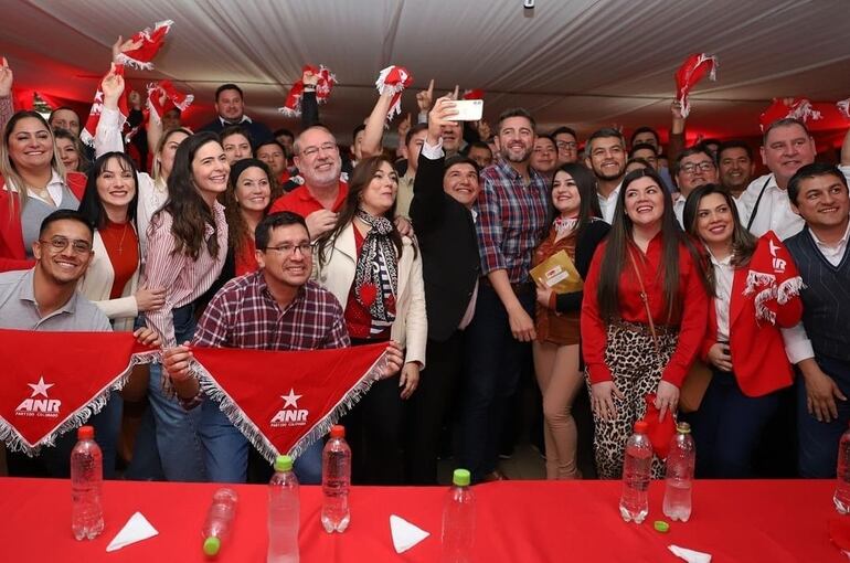 Pedro Alliana rodeado de parlamentarios, titulares de binacionales, gobernadores y seccionaleros de Alto Paraná y Canindeyú.