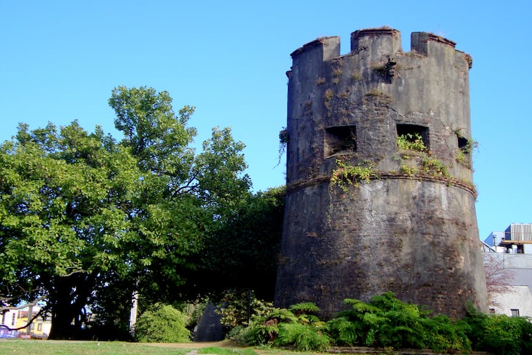 Antigua torre de defensa en Valdivia, Chile.
