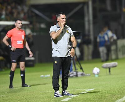 Víctor Eduardo Ceferino Bernay (55 años), entrenador de Guaraní.