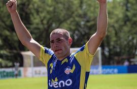 Festejo con los brazos en alto de Guido Javier Aquino (31 años), lateral encarnaceno.