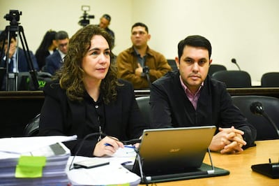 Alba Zaracho con cabello rizado y blazer negro, junto a Hernán Rivas con camisa de rayas en sala de audiencias.