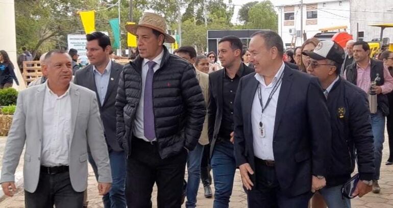 El gobernador de Ñeembucú, Victor Hugo Fornerón, el rector de la UNP, Víctor Ríos y el decano de la Facultad de Ciencias Agropecuarias Víctor Riveros caminan por el predio del campus de la Universidad Nacional de Pilar.