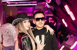 Los músicos Marilina Bogado y Will Fretes optaron por el negro para lucirse en los Propya Awards 2024.