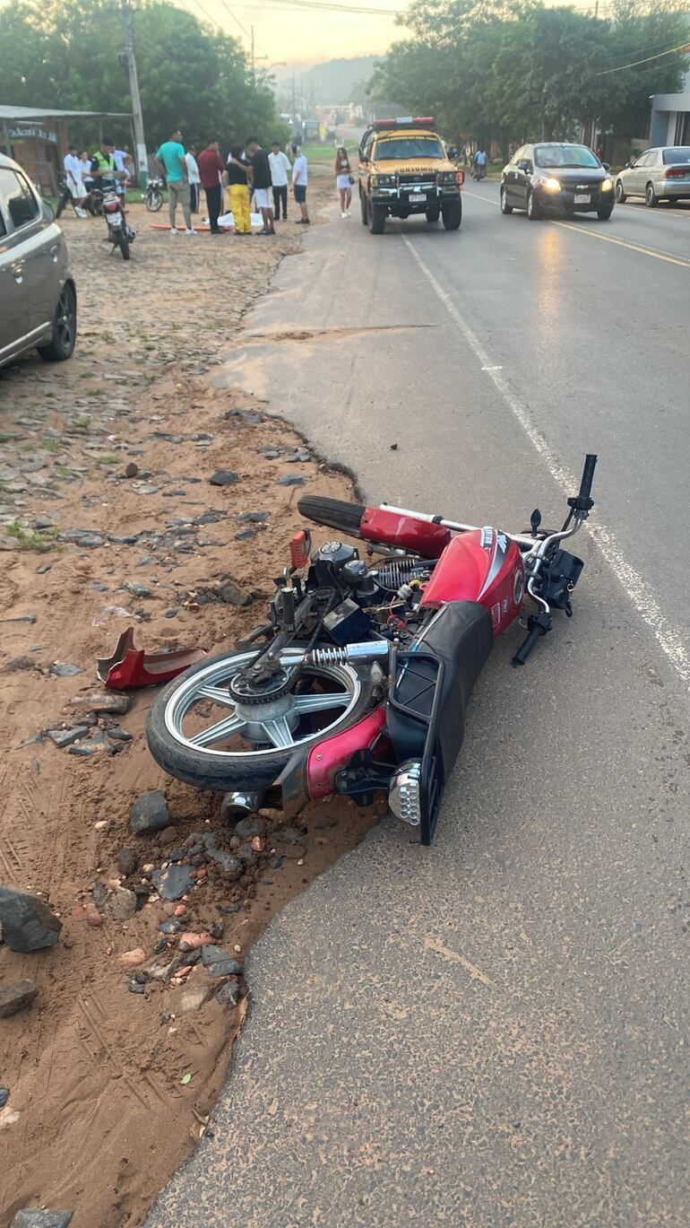 La motocicleta fue a parar unos 5o metros de donde se produjo la caida, según los policías.