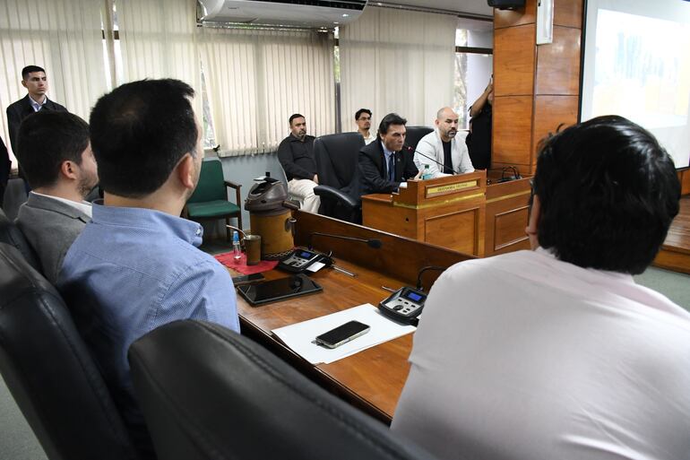 Carlos Pereira, interventor de la Municipalidad de Asunción, en la Junta Municipal.