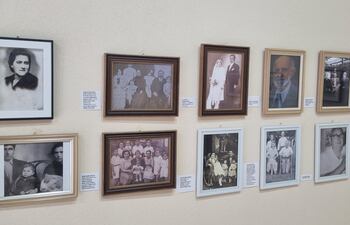 La muestra, inspirada en los relatos de Martín Raúl Llano-Heyn y curada por María Eugenia Ruiz Llano, busca rescatar la memoria cultural de la comunidad sanjuanina.