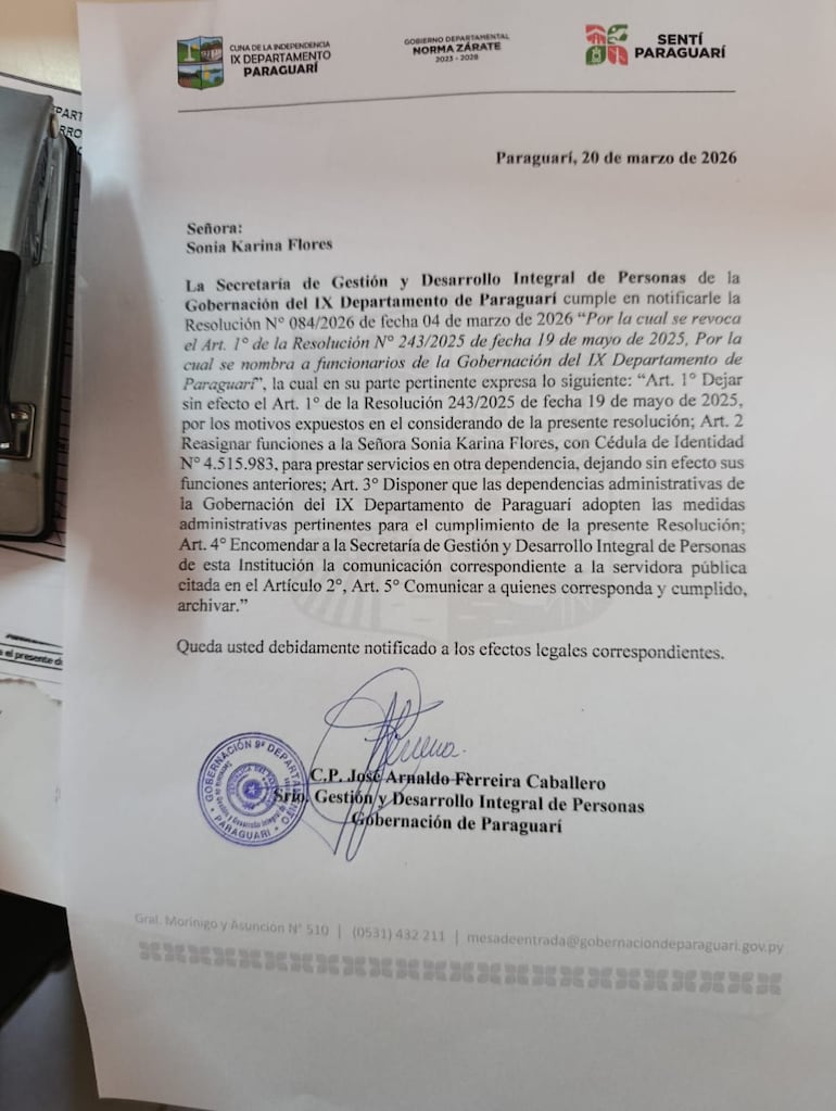 Documento recibido por Karina Flores donde le informa sobre el cese de funciones.