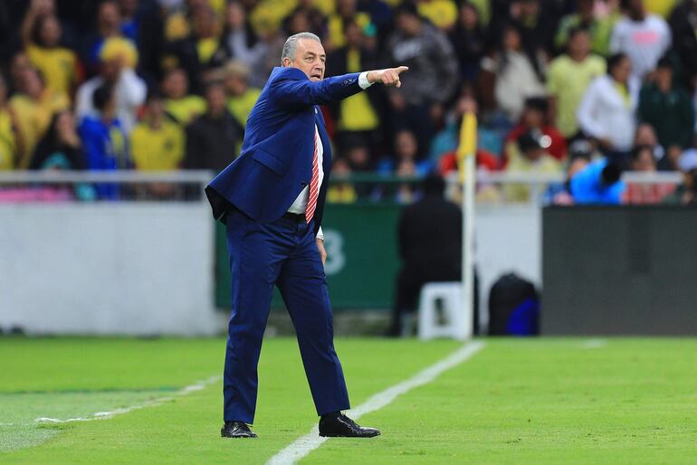 El argentino Gustavo Alfaro, seleccionador de Paraguay, en el partido frente a Ecuador por la novena fecha de las Eliminatorias Sudamericanas 2026 en el estadio Rodrigo Paz Delgado, en Quito.