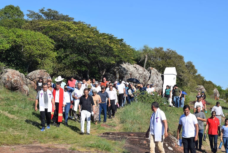 El sacerdote Armando Sotelo encabezó la peregrinación para el Vía Crucis de 14 estaciones.