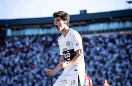 El talentoso mediapunta de Olimpia, Eduardo Andrés Delmás Schaerer (19 años), celebra un tanto que marcó en el Superclásico ante Cerro Porteño.