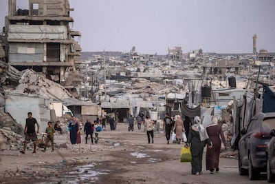 Palestinos desplazados internamente caminan entre las ruinas de edificios residenciales destruidos en el barrio de Al-Sheikh Radwan, al este de la ciudad de Gaza (Franja de Gaza). Alrededor de 1,9 millones de personas en Gaza —casi el 90 por ciento de la población— han sido desplazadas desde que comenzó el conflicto entre Israel y Hamás en octubre de 2023, según la ONU.