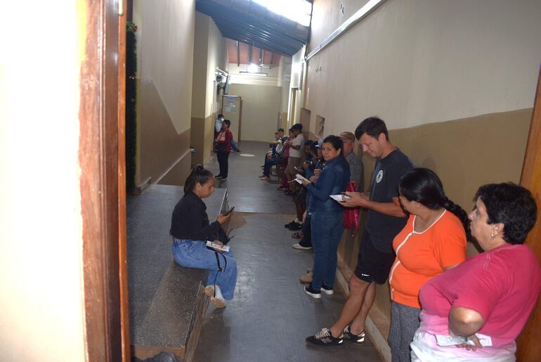 En el sector de laboratorio, los pacientes aguardan sus turnos con la jeringa en mano.