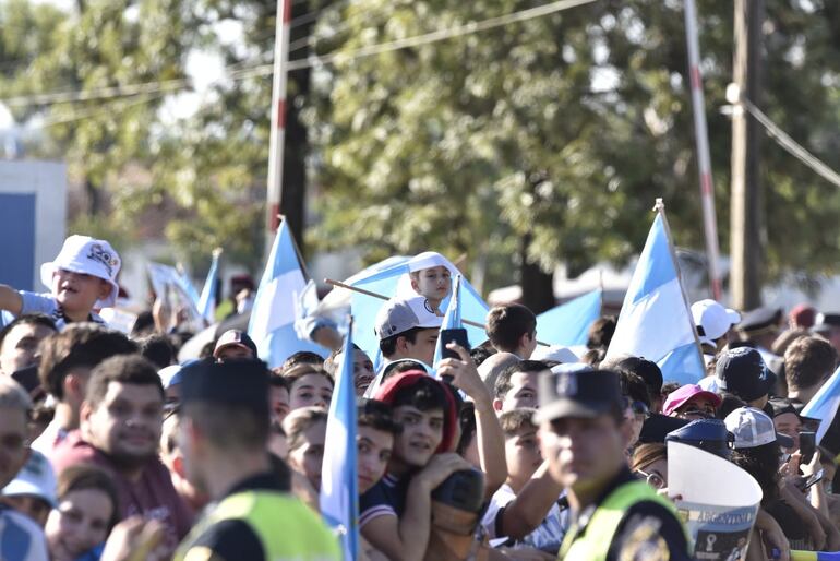 Aficionados en Paraguay, a la espera se la Selección Argentina.