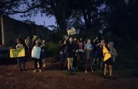 Los padres se reunieron y fueron frente a la casa de la tesorera que se habría apropiado del dinero del curso.