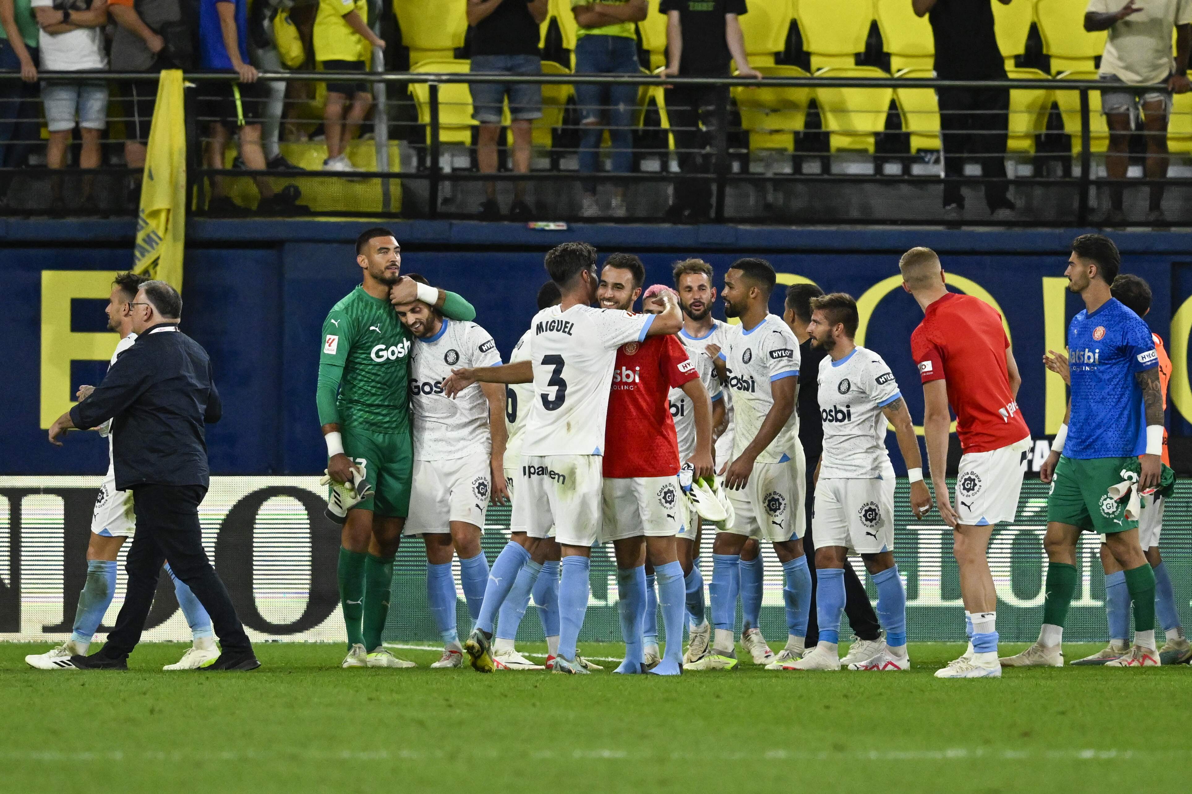 Los jugadores del Girona celebran su victoria a la finalización del encuentro correspondiente a la séptima jornada de primera división que han disputado hoy miércoles en el estadio de La Cerámica, en la localidad castellonense.