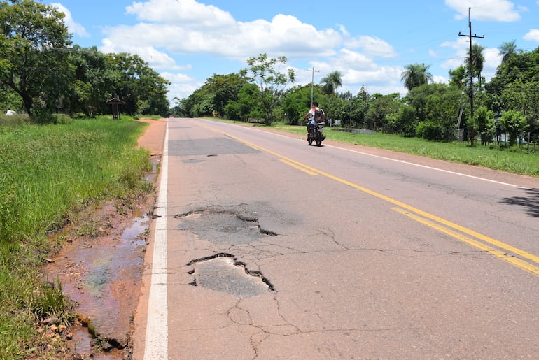 Las banquinas utilizadas por los motociclistas desaparecieron están ocupadas por maleza.