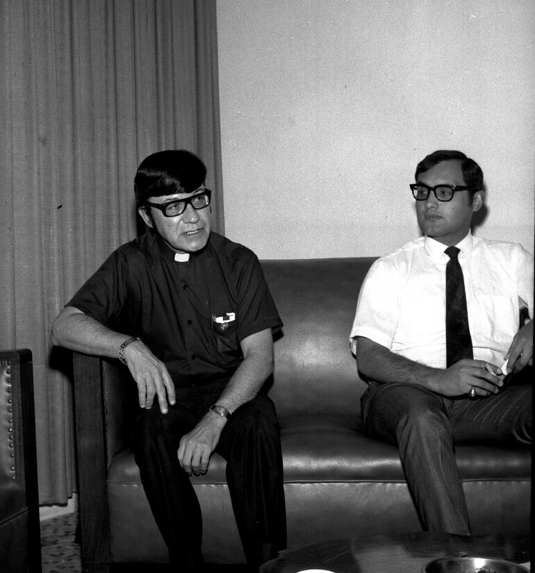 Monseñor Lawrence Ernst del programa Juventud para el Entendimiento en visita a ABC Color, en 1969.