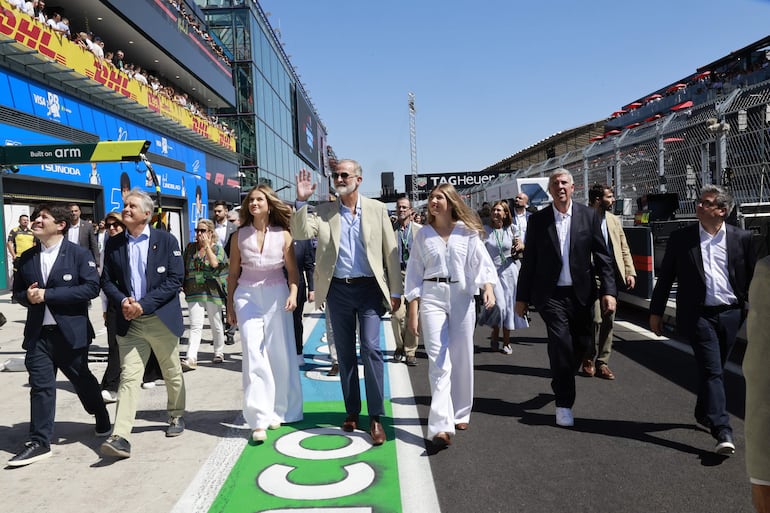 El rey de España Felipe VI, acompañado de sus hijas, la princesa Leonor y la infanta Sofía, acudió el domingo al circuito de Madring para presenciar en directo la primera carrera de la historia de la Fórmula Uno en este trazado madrileño. (EFE/Casa Real/Francisco Gómez)
