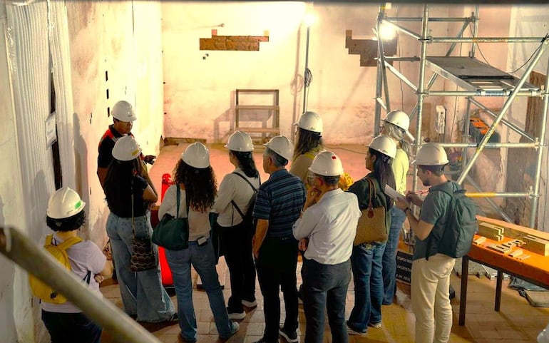 En la visita guiada, los restauradores explican los hallazgos encontrados en el cielo falso de la sacristía del templo de Yaguarón.