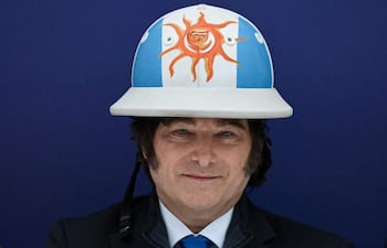 El presidente de Argentina Javier Milei, tocado con un casco de polo con los colores de la bandera argentina.