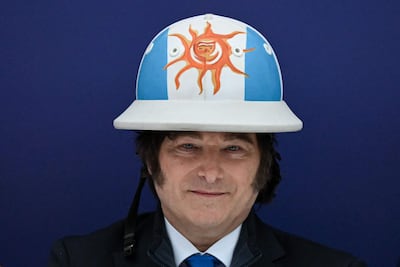 El presidente de Argentina Javier Milei, tocado con un casco de polo con los colores de la bandera argentina.
