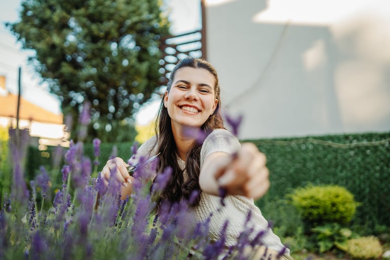 ¿A qué huele la felicidad? Mujer en un campo de lavanda.