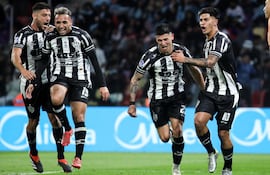 El paraguayo José Florentín (seg. de der. a izq.), futbolista de Central Córdoba, celebra un gol en el partido frente a Lanús por la ida de los octavos de final de la Copa Sudamericana 2025 en el estadio Único Madre de Ciudades, en Santiago del Estero, Argentina.