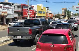 Avenida Eusebio Ayala es un calvario para los pasajeros del transporte público.