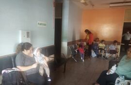 Sala de espera en el Servicio de Emergencias Pediátricas del Hospital de Clínicas.