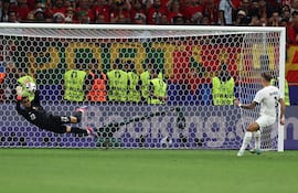 Frankfurt Am Main (Germany), 01/07/2024.- Goalkeeper Diogo Costa of Portugal saves the penalty of Jure Balkovec of Slovenia during the penalty shoot out during the UEFA EURO 2024 Round of 16 soccer match between Portugal and Slovenia, in Frankfurt Main, Germany, 01 July 2024. (Alemania, Eslovenia) EFE/EPA/ANNA SZILAGYI