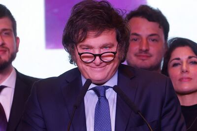 El candidato presidencial Javier Milei habla tras conocerse los resultados de la primera vuelta de las elecciones argentinas, en Buenos Aires (Argentina).