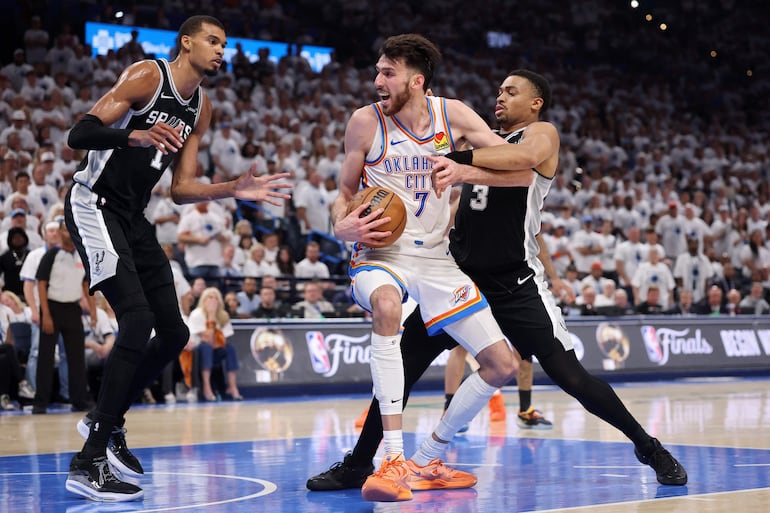 Isaiah Hartenstein, apoyado por el resto de la asfixiante defensa de Oklahoma City, logró mantener alejado del aro al gigante Wembanyama, de 2,24 metros de altura.