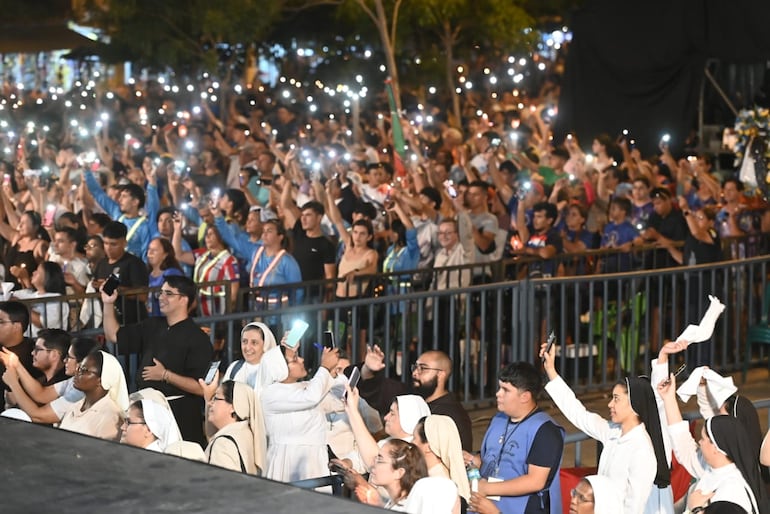 El fevor de la felifresia catolica se hizo sentir en la llegada del Día de la Virgen de Caacupé.