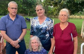 Dona Arminda Morel de Giménez, 81 años, acompañada de sus hijo Roque Alcides Giménez, María Angélica Giménez y Ada Ester Giménez.