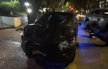 Este vehículo chocó contra la parte trasera del automóvil perteneciente a una firma de seguridad. Su conductor dio positivo al alcotest y terminó aprehendido.