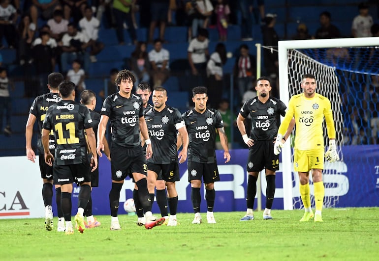 El lamento de los jugadores de Olimpia tras el empate con sabor a poco frente al Sportivo 2 de Mayo, en el estadio Río Parapití, en Pedro Juan Caballero.