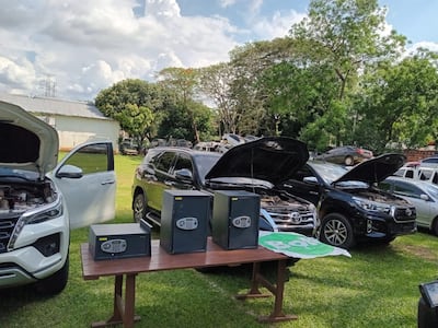 Además de los vehículos, la Policía Nacional localizó tres cajas fuertes.