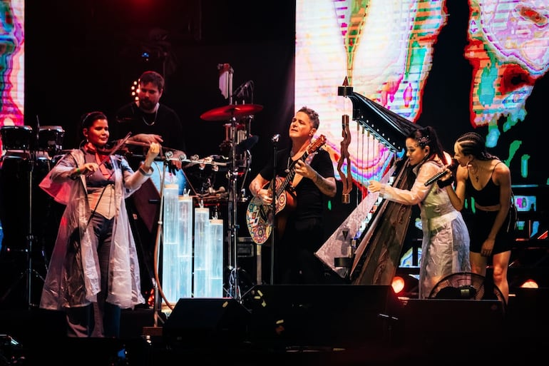 Clara Valenzuela con el violín de agua, Alejandro Sanz con su guitarra y Alexandra Britos ejecutando el arpa de agua, en un momento del show.