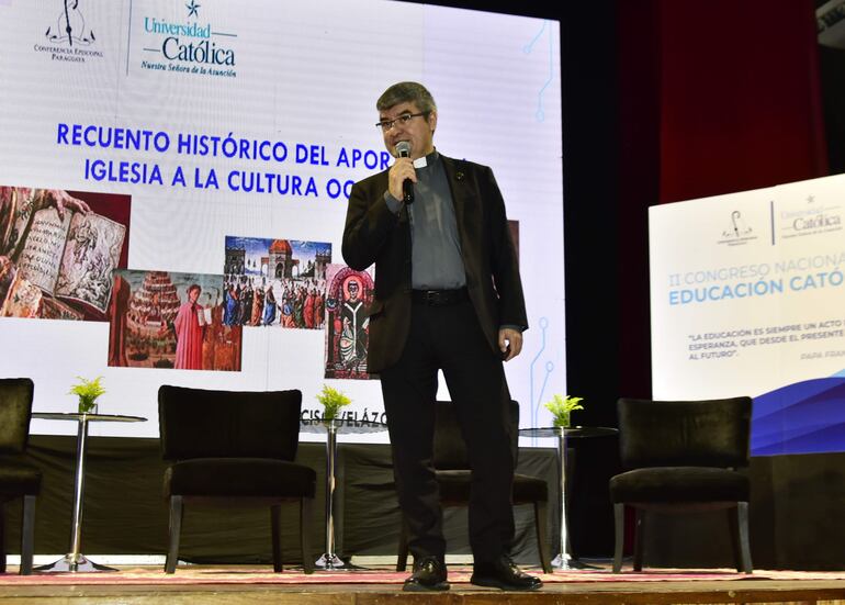 El Pbro. Dr. Narciso Velázquez F., Rector de la Universidad Católica, iniciando la disertación.