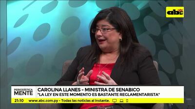 Carolina Llanes, ministra de SENABICO, en blusa roja y saco negro, gesticulando con expresión sorprendida en set de televisión.