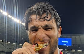 Junior Alonso le da un mordida a la medalla de campeón del Torneo Mineiro 2025.