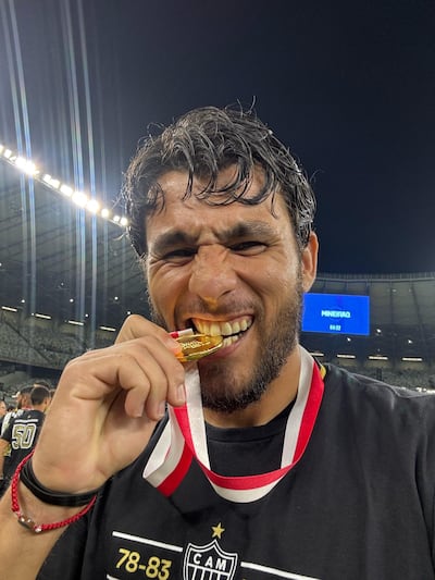 Junior Alonso le da un mordida a la medalla de campeón del Torneo Mineiro 2025.