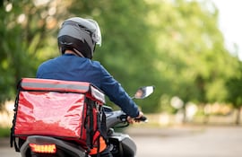 trabajador en moto
