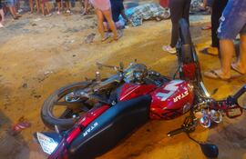 La motocicleta Star MD bordó que conducía Ángelo Silva Cáceres yace tendido en el suelo tras embestir a un camión de menor porte en el ramal Areguá-Capiatá.