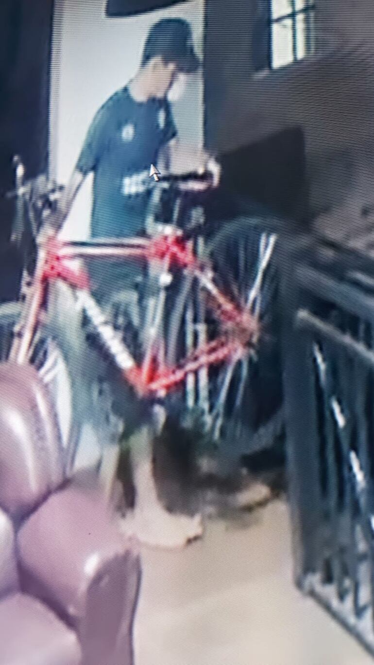 Captura del video del circuito cerrado donde se ve al hombre hurtar la bicicleta.