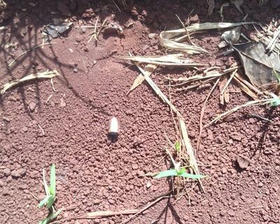 Adolescente recibió dos disparos en las piernas cuando desconocidos balearon su casa.