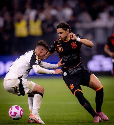 Ángel Romero, en acción durante el duelo sabatino entre Corinthians y Atlético Mineiro.