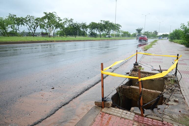 VEREDA EN MAL ESTADO, EN ZONA DE LA COSTANERA DE ASUNCION. FOTOGRAFO SILVIO ROJAS. 24-03-2026