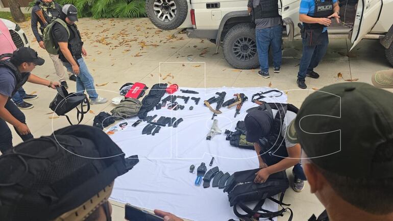 Armamento y municiones incautadas en el allanamiento en el que fue capturado Sebastián Marset, en el barrio Las Palmas, de Santa Cruz de la Sierra, en Bolivia.